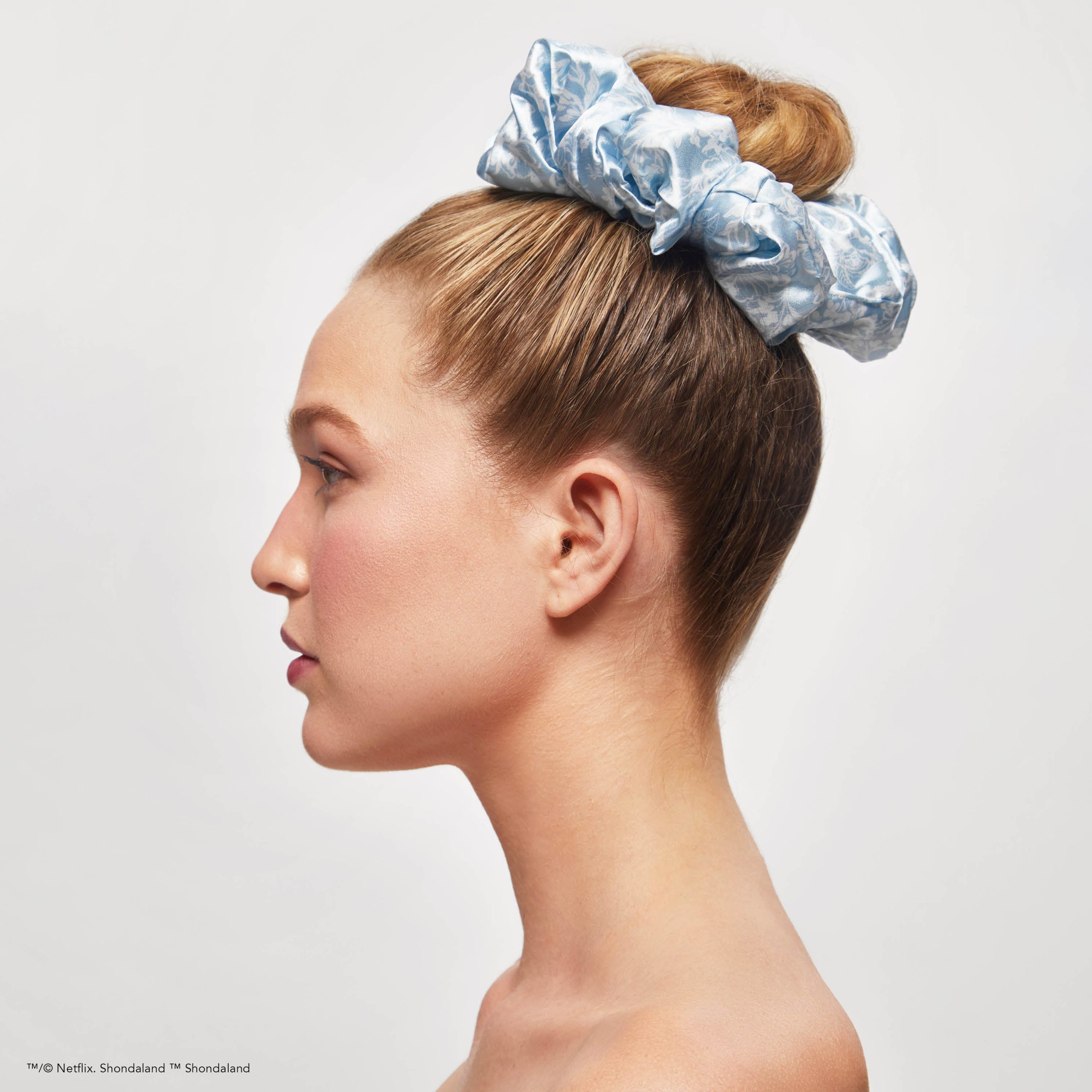 63627-BridgertonxKitsch-SatinPillowScrunchies-ToileDeBlue-Model-2-1280x1280px-1.jpg